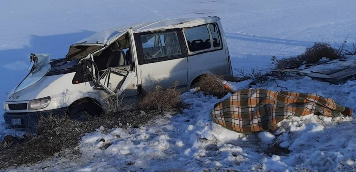 Karaman’da servis minibüsü devrildi: Ölü ve yaralılar var