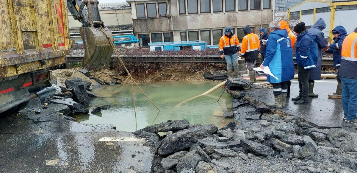 İstanbul&#039;da su hattı patladı, yol çöktü