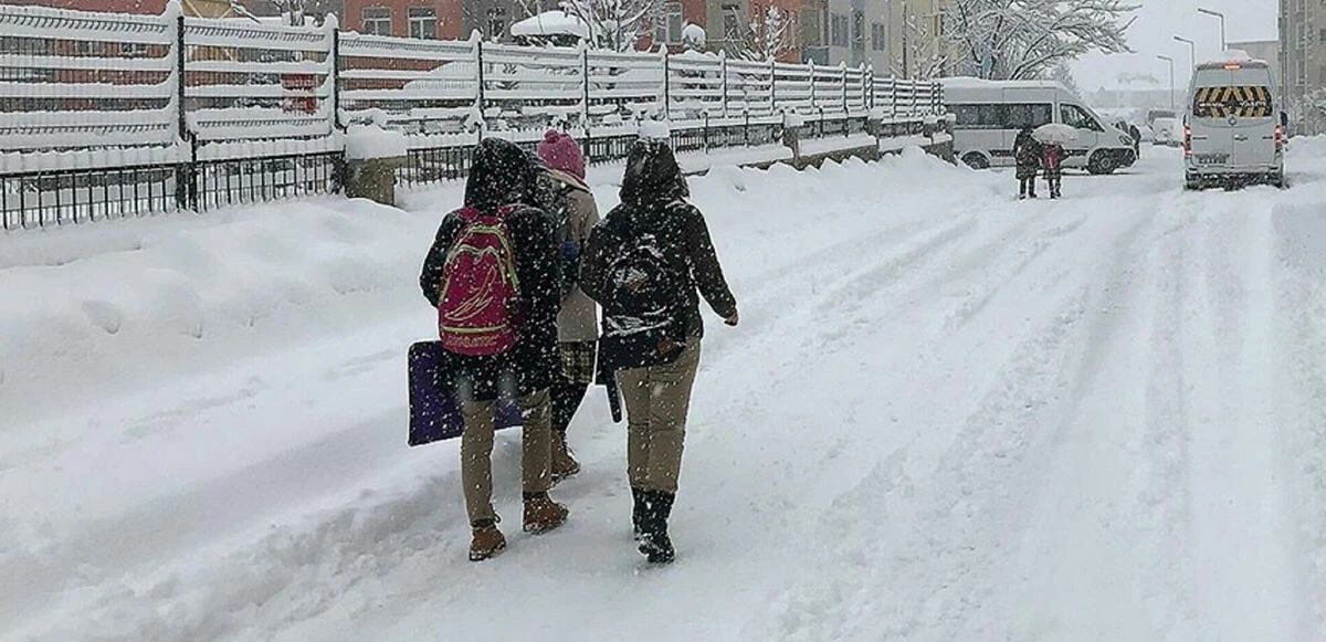 Yoğun kar yağışı ve buzlanma nedeniyle Isparta'da 5 gün boyunca yüz yüze eğitime ara verildi