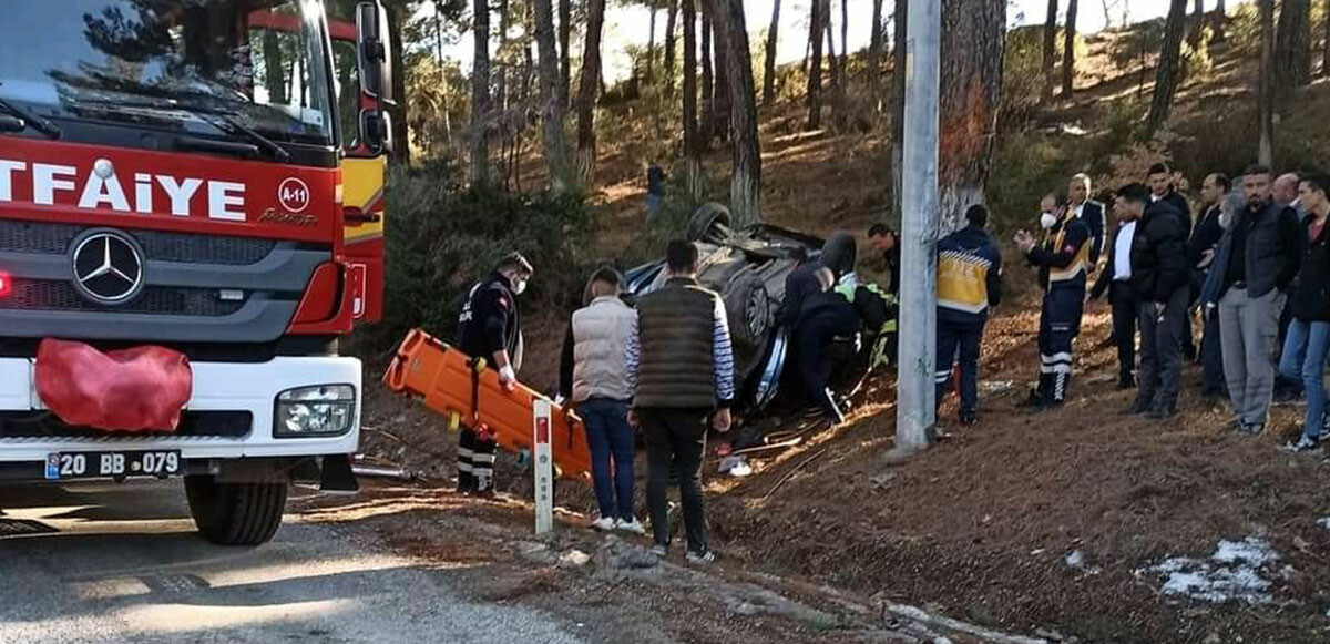 Denizli'de alkollü olduğu iddia edilen sürücü direksiyon hakimiyetini kaybetti. Taklalar atarak durabilen araçta bulunan 2 kişi hayatını kaybetti.