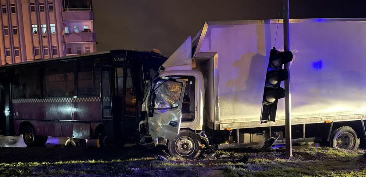 4 aracın karıştığı zincirleme kazada 12 kişi yaralanırken, kaza nedeniyle yol ulaşıma bir saat boyunca kapandı.