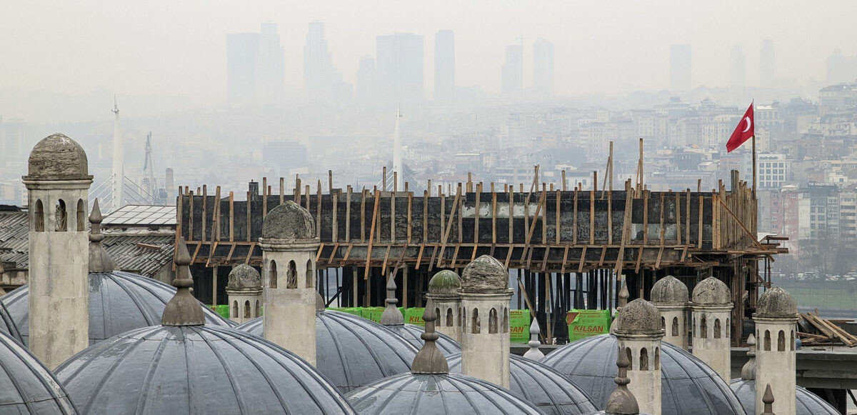 Süleymaniye Camii'nin yanında yükselen inşaat mühürlenirken silüeti bozan kalıplar söküldü.