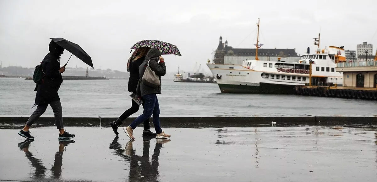 İstanbul iki ayrı hava akımının etkisinde kalacak. Önce lodos, sonra Balkanlardan soğuk ve yağış gelecek.