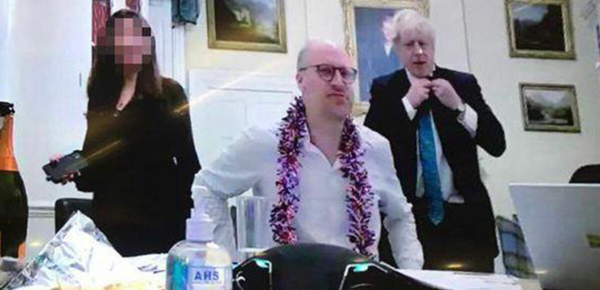 İngiltere'de 15 Aralık'ta Başbakanlık Konutu No:10'da yapılan partiye ait bir fotoğraf karesi sızdı