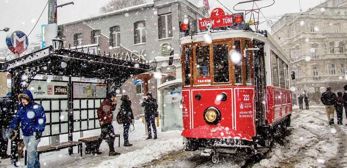 Dün gece saatlerinde İstanbul'da kar yağışı etkili oldu.