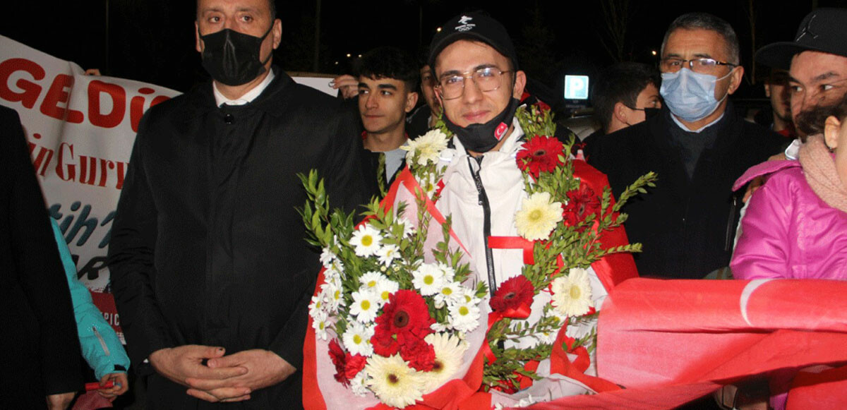 Olimpiyat 6.'sı Furkan Akar Erzurum’da meşaleler ve davul zurna eşliğinde karşılandı.