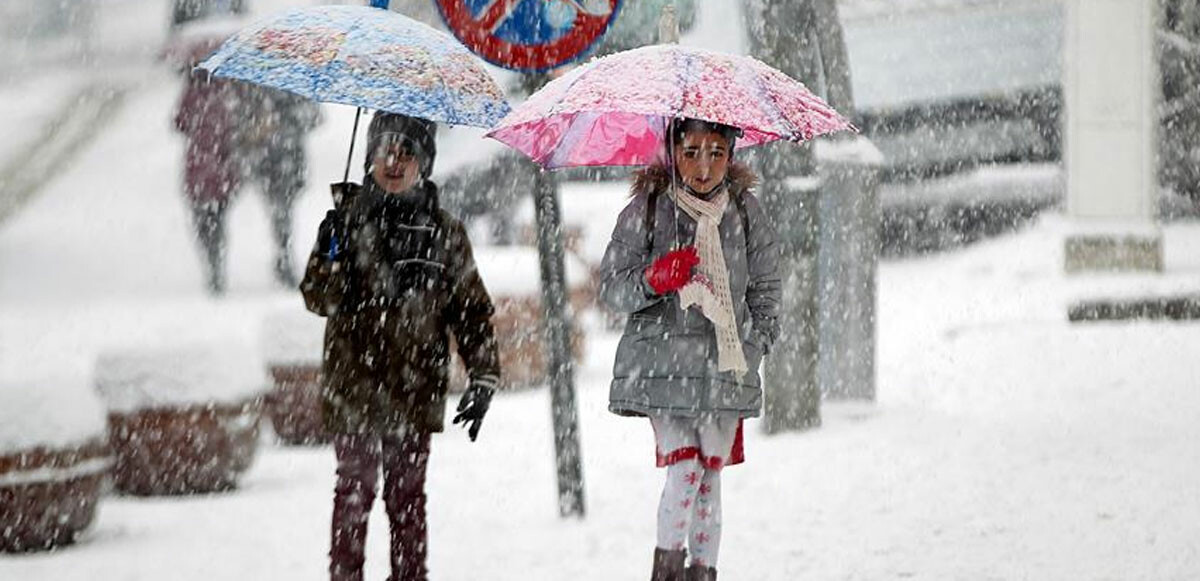 Meteoroloji'nin yayımladığı verilerde, 10 kent turuncu dola uyarılarak aşırı kar yağışına karşı vatandaşlara tedbirli olmaları çağrısı yapıldı.