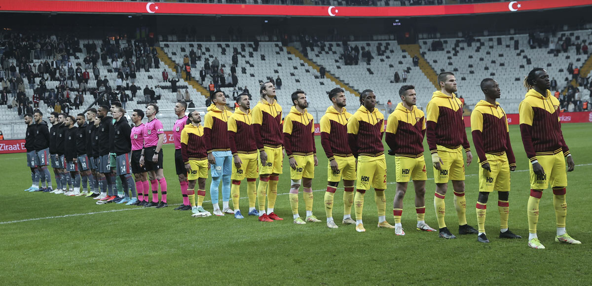 Beşiktaş-Göztepe maçının ilk yarısının bitiminin ardından koridorda gerginlik yaşandı.