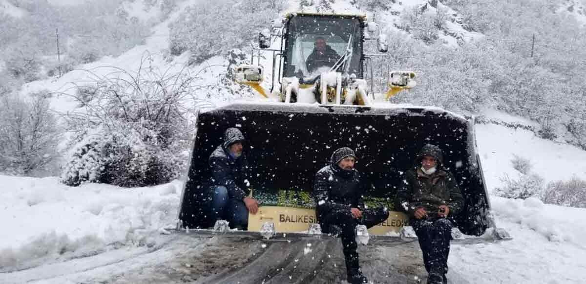 Kar ve tipi nedeniyle kapanan yollar kepçe ve greyder yardımıyla açıldı.