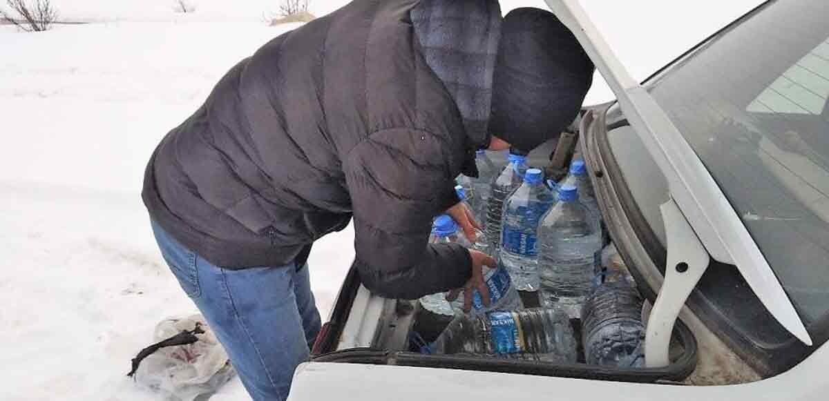 Komşularının talebini geri çevirmedi, bidonlarla su taşıyor