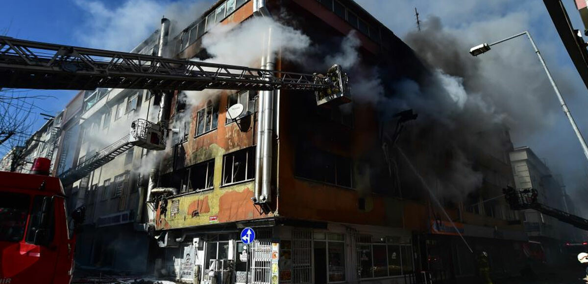 Yangından korunmak için kendilerini tuvalete kilitleyen 4 yabancı uyruklu işçi zehirlenerek hayatını kaybetti.