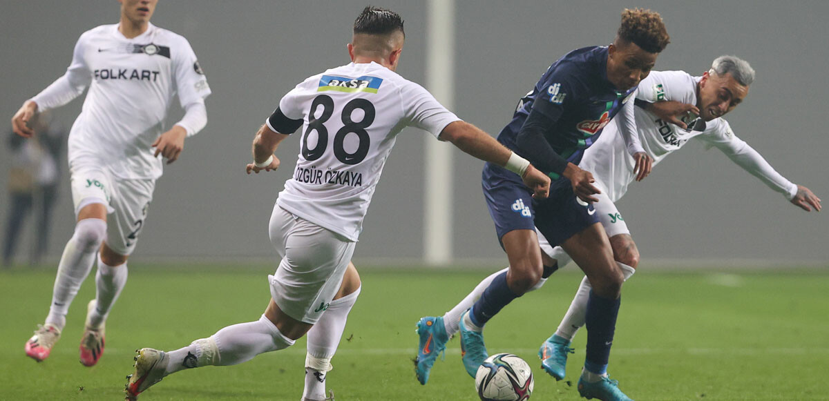 Çaykur Rizespor'un 86. dakikada bulduğu gol ofsayt gerekçesiyle VAR incelemesinin ardından iptal edildi