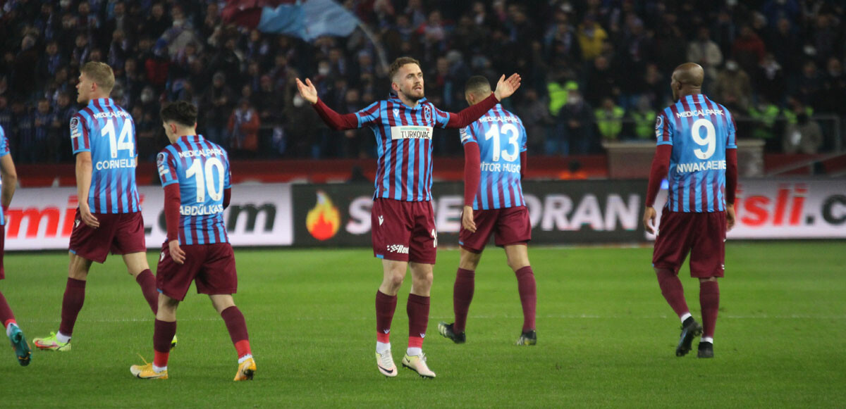 Lider Trabzonspor en yakın takipçisi Konyaspor'u evinde 2-1 mağlup etti.