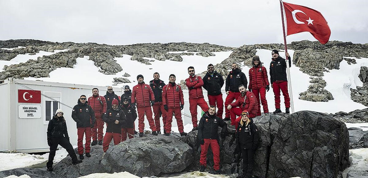 Bilim heyeti Antarktika&#039;ya ulaştı: İlk işleri Türk bayrağını göndere çekmek oldu