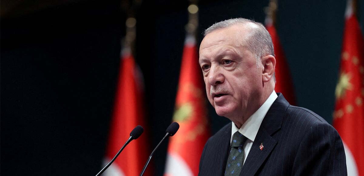 Cumhurbaşkanı Erdoğan eşi Emine Erdoğan'ın sağlık durumu ilişkin açıklamalarda bulundu. Erdoğan, "Henüz kendisi pozitif, Hamd olsun hafif bir şekilde geçiriyor" dedi.