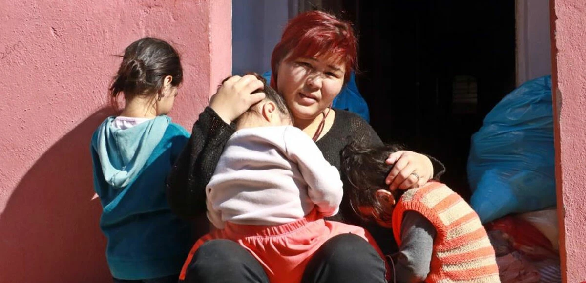 Şiddet mağduru Kırgız kadın 3 çocuğuyla sokakta kaldı