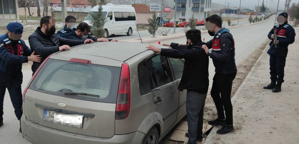 Şüpheli araçtan kırmızı bültenle aranan DEAŞ'lı çıktı: Biri Rus, 3 kişi gözaltında