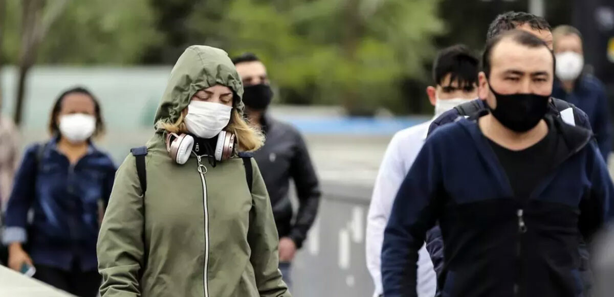 Omicron etkisiyle zirveye çıkan vaka sayıları düşüşe geçti. Kapalı alanların aksine açık havada maske takanların sayısı da azaldı.