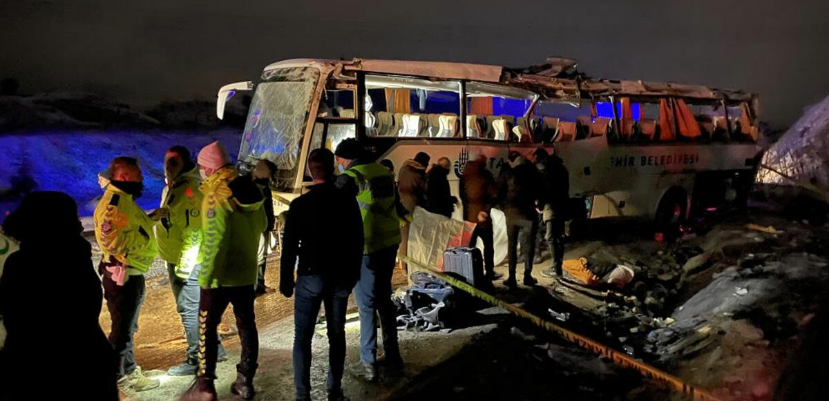 İBB'ye ait yolcu otobüsünün cenaze ve cenaze yakınlarını taşıdığı öğrenildi.