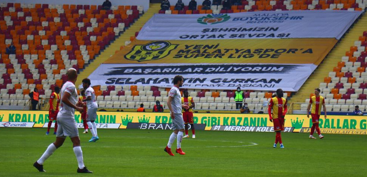 Yeni Malatyasporlu futbolcular maça protesto ile başladı