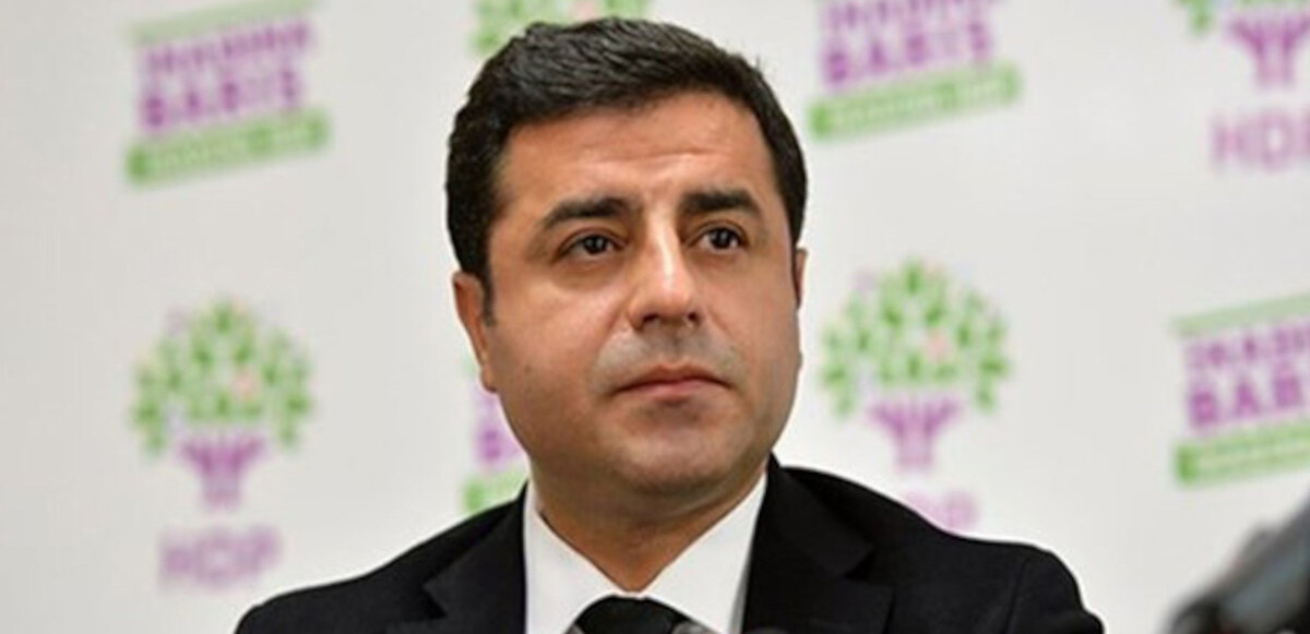 Selahattin Demirtaş hakkında Atatürk Havalimanı'nda 2015 yılında yaptığı açıklamada Cumhurbaşkanı Recep Tayyip Erdoğan ve dönemin Başbakanı Ahmet Davutoğlu’na hakaret ettiği gerekçesiyle dava açılmıştı.