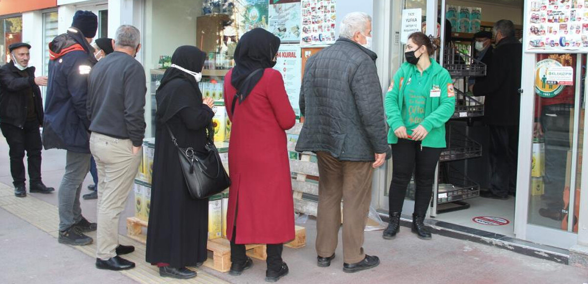 92.5 TL’ye satılan ayçiçek yağına vatandaşlar yoğun talep gösterdi