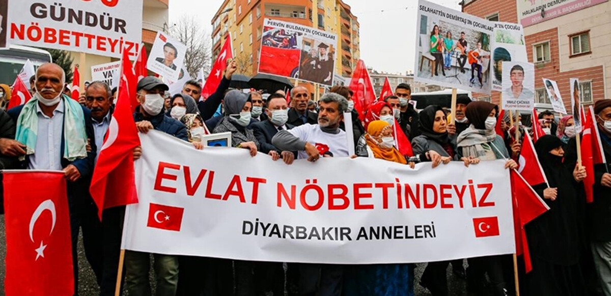 Diyarbakır'da HDP İl binasında 'evlat nöbeti' tutan aileler terör örgütü PKK'ya diz çöktürüyor.
