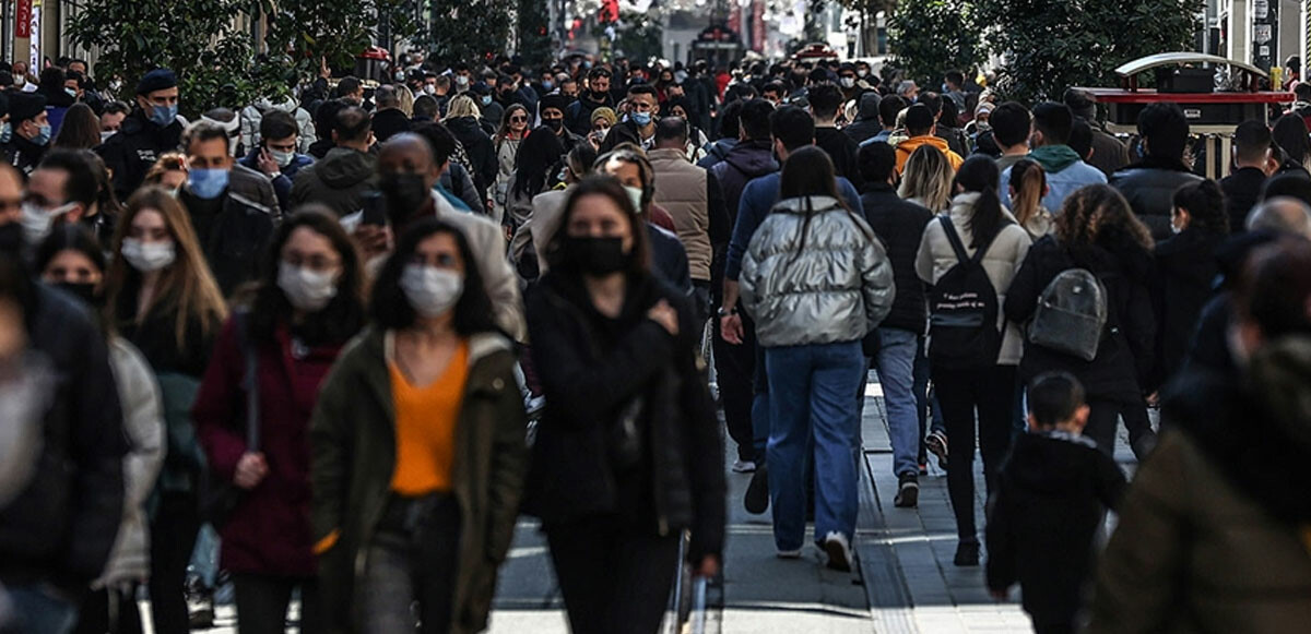 Açık havada maske şartı kalkacak. Baharla birlikte kapalı alanda maske tercihe bırakılacak