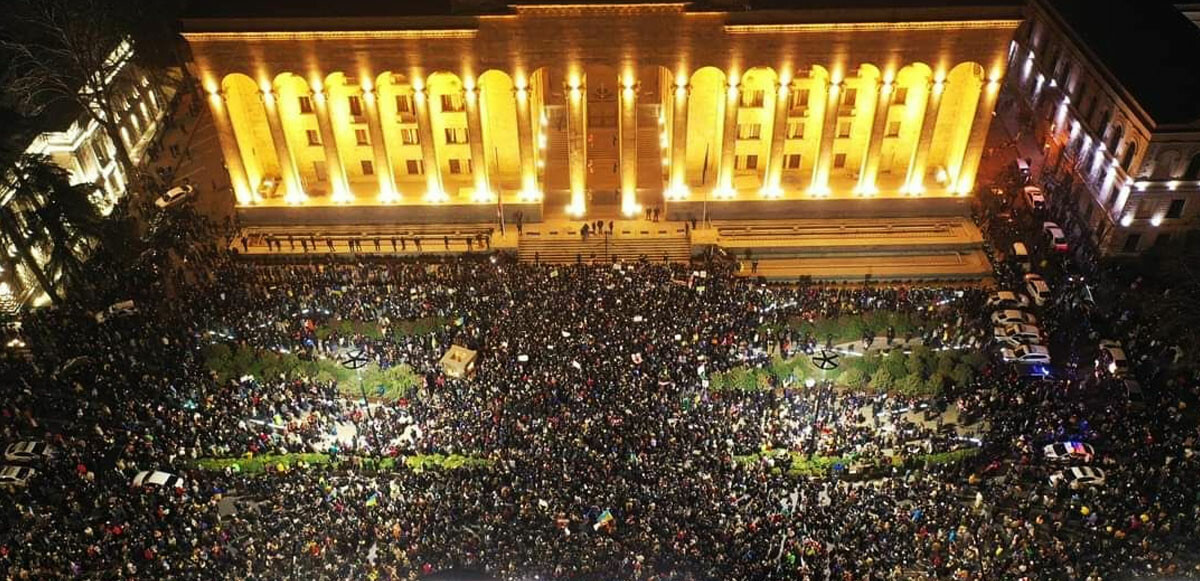 Protestocular, Rusya'ya yönelik yaptırımlara katılmayan Başbakan Garibaşvili'yi istifaya davet etti.