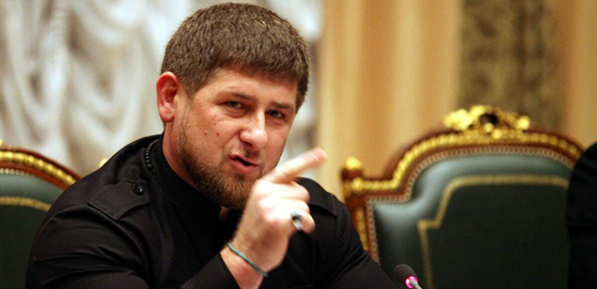 Kadirov, Ukrayna'ya birlikleriyle beraber gitmiş öncesinde ise askerlerle ezan okuyup, namaz kılmıştı.