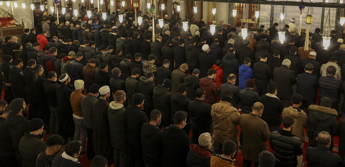 Camilerde Kur'an-ı Kerim tilaveti ve ilahilerin okunduğu gecede vaaz verildi