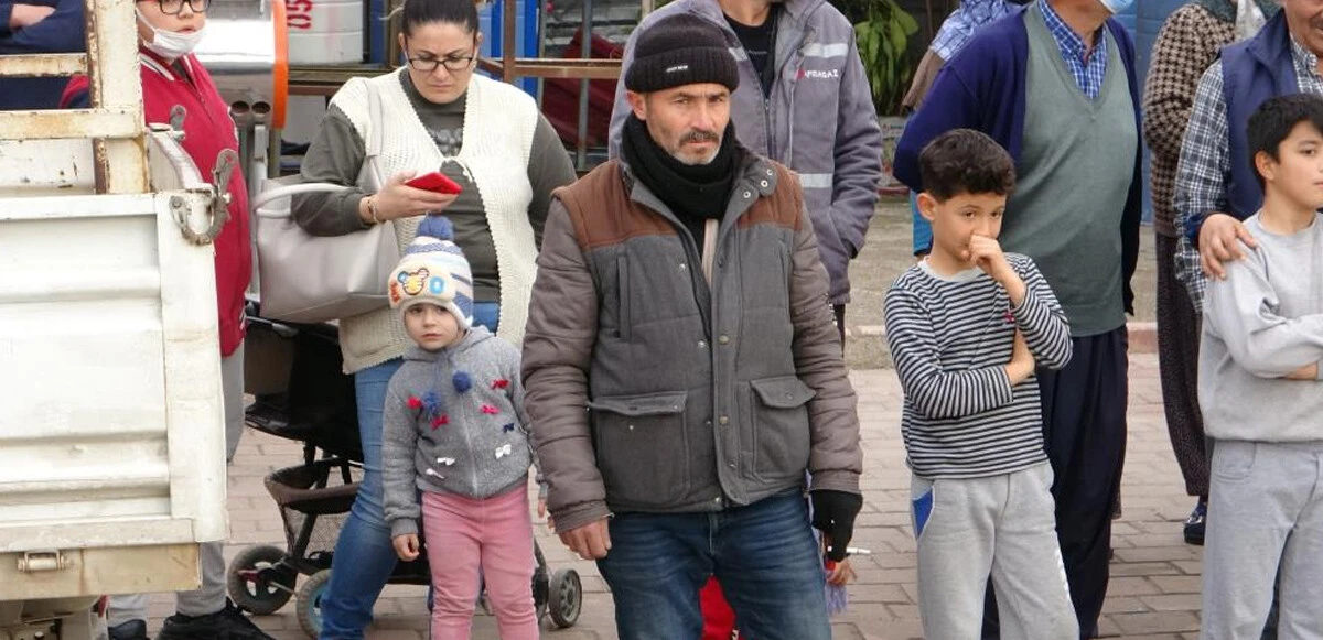 Çocuklarıyla birlikte cesedi görmek için birbiriyle yarıştılar
