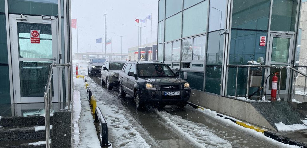 Binlerce kişi karayolu ile Edirne’de sınır kapılarından yurda giriş yaptı