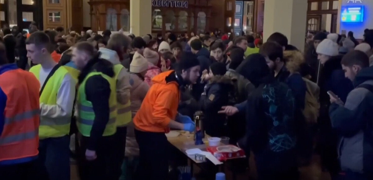 Lviv Tren İstasyonu&#039;nda yardım seferberliği