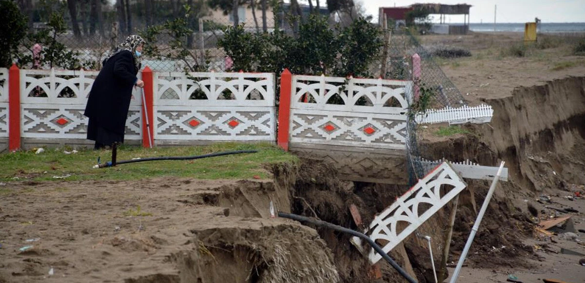 Kıyı erozyonunun olduğu Karasu'da vatandaş tedirgin