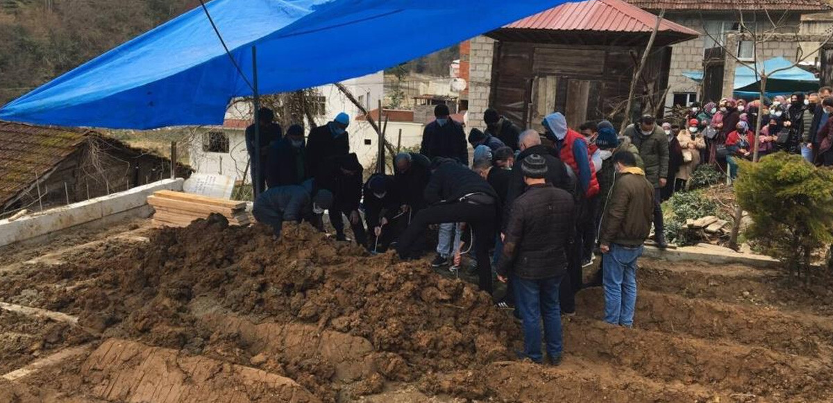 Rize’de ilk olarak 6 Kasım 2020’de Covid-19 nedeniyle bir ferdini kaybeden aile, 20 Şubat’ta 9. aile bireyini toprağa verdi.