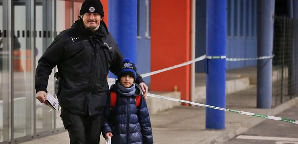 Ailesinden ayrı bir şekilde Slovakya-Ukrayna sınırına kadar gelen çocuk, Slovakya İçişleri Bakanlığı tarafından kahraman ilan edildi.