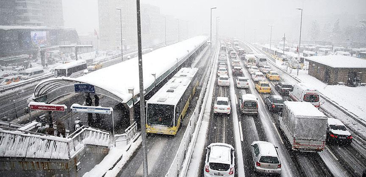 İstanbul Büyükşehir Belediye Başkanı Ekrem İmamoğlu da metro ve metrobüs seferlerinin yoğun kar yağışı nedeniyle uzatıldığını duyurdu