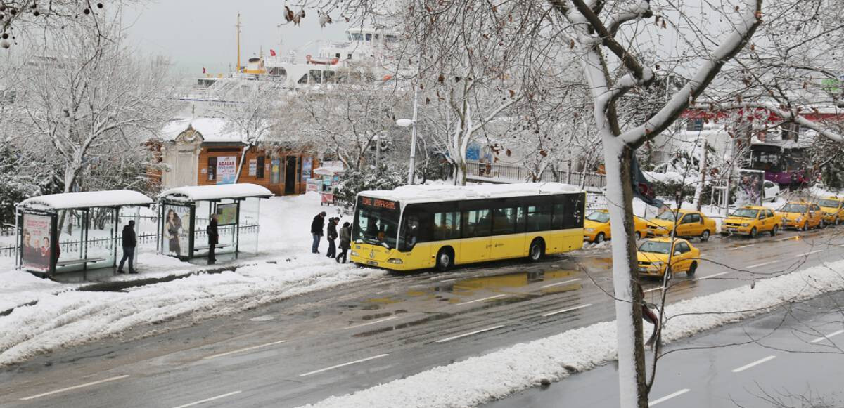 İstanbul Büyükşehir Belediye Başkanı İmamoğlu İETT otobüsünde yoğun hatlarda ek seferler başlatılacağını duyurdu