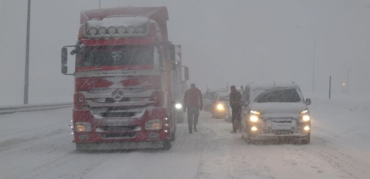 Bolu-İstanbul yolu kamyon ve tır geçişlerine kapatıldı