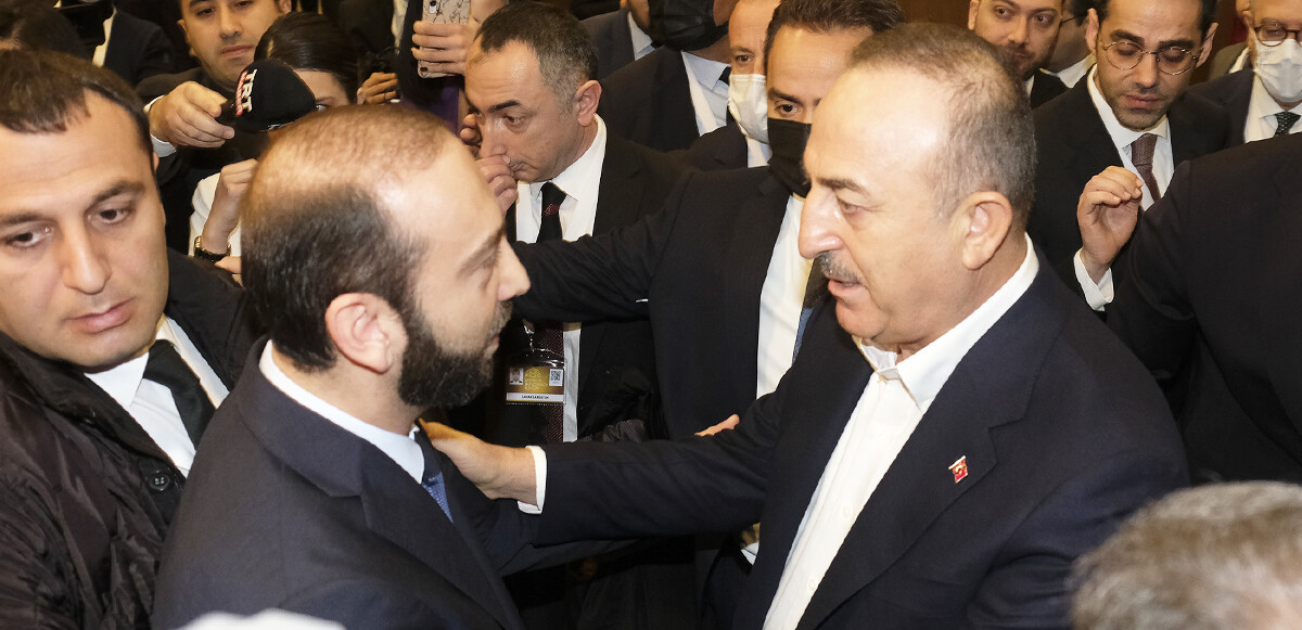Ermenistan ile yeni sayfada ilk temas! Çavuşoğlu, mevkidaşı Mirzoyan&#039;la görüştü