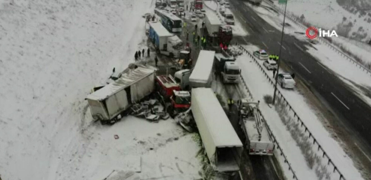 İstanbul&#039;da feci kaza! 5 tır, 2 otobüs ve kar küreme aracı birbirine girdi