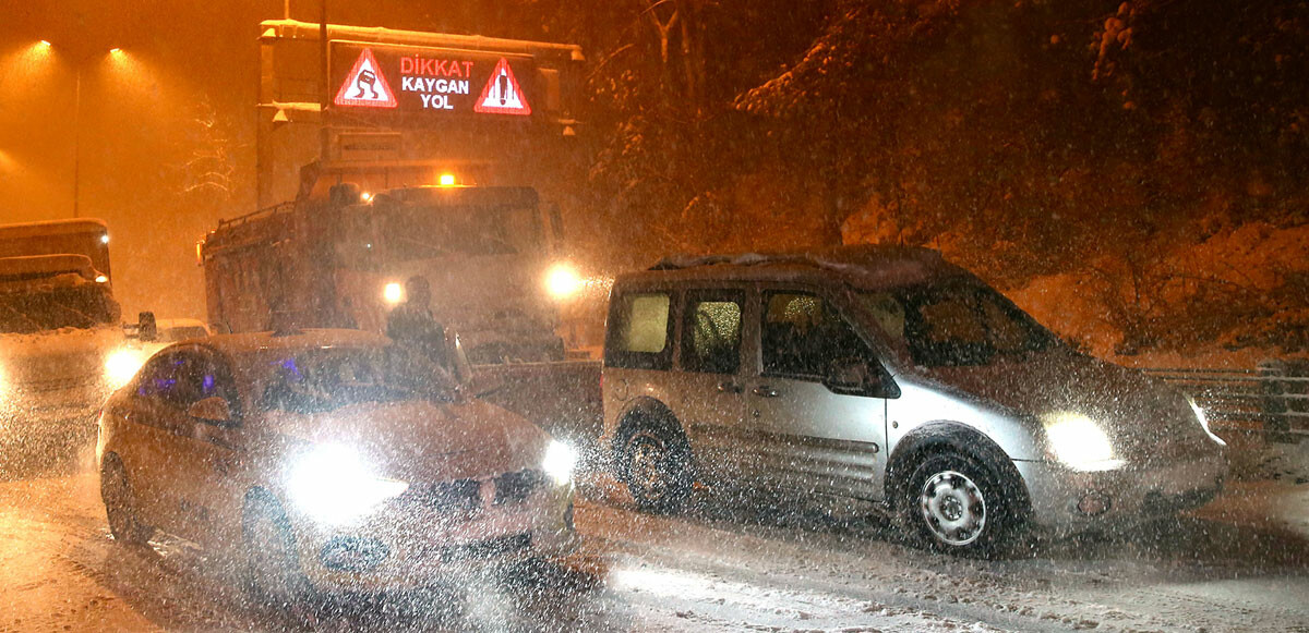 İstanbul&#039;da beyaz esaret: Megakent kara gömüldü, araçlar yollarda kaldı