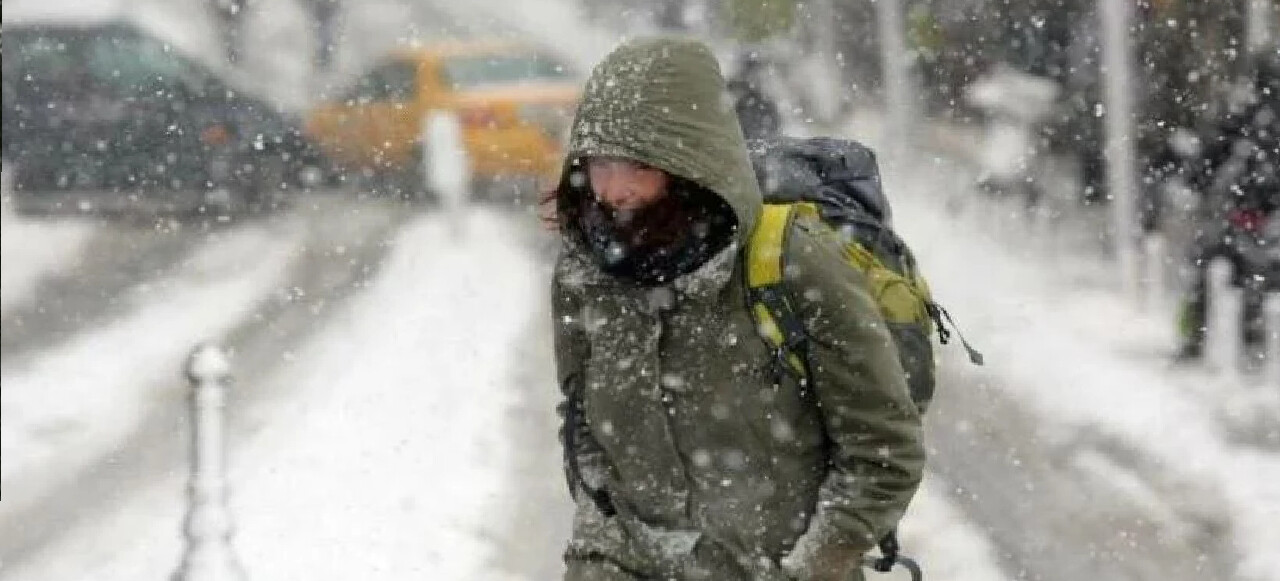 İstanbul'u etkisi altına alan yoğun kar yağışı nedeniyle 14 Mart Pazartesi günü eğitime verilen tatilin devam edip etmeyeceği vatandaşlar tarafından araştırılmaya devam ediyor.