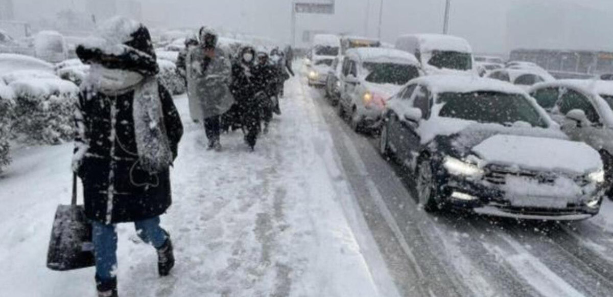 İstanbul, Aybar Kar Fırtınası altında: Vali Yerlikaya saat verip uyardı!