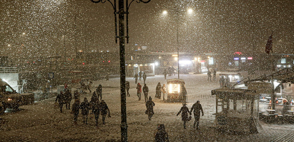 Meteoroloji Genel Müdürlüğü İstanbul ve Marmara çevresi için kar uyarısında bulunurken Cuma gününü işaret etti ve sıcaklıkların hissedilir derecede düşeceğini ifade etti.