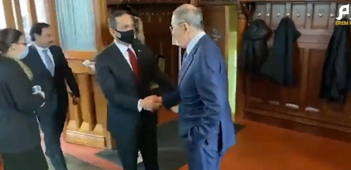 Lavrov’dan mevkidaşına büyük nezaketsizlik: Elleri cepte karşıladı, ateşini ölçtürdü