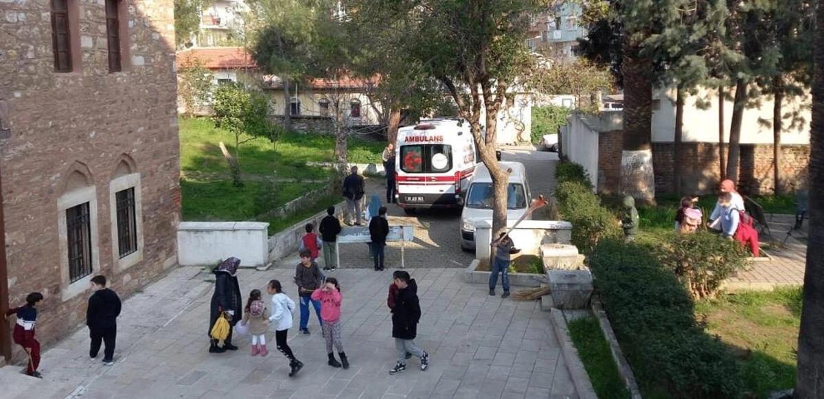 Madde bağımlısı, çocukların gözü önünde yere yığıldı