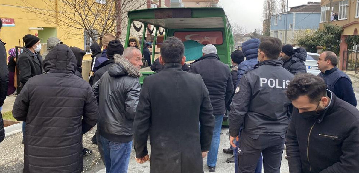 Hasan Tan’ın cenazesinin çıkışı sırasında yakınları uzun süre gözyaşı döktü.