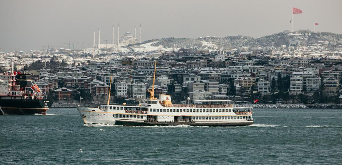 İstanbul'da gün içinde aralıklı olarak görülen kar yağışı, akşam saatlerinde etkisini artırdı.